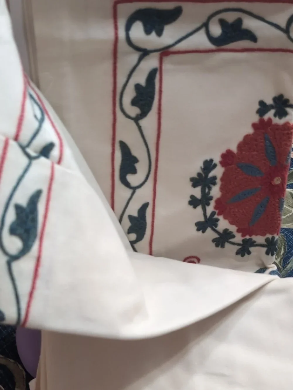 NWT Williams Sonoma Tablecloth with Crewel Embroidery 70